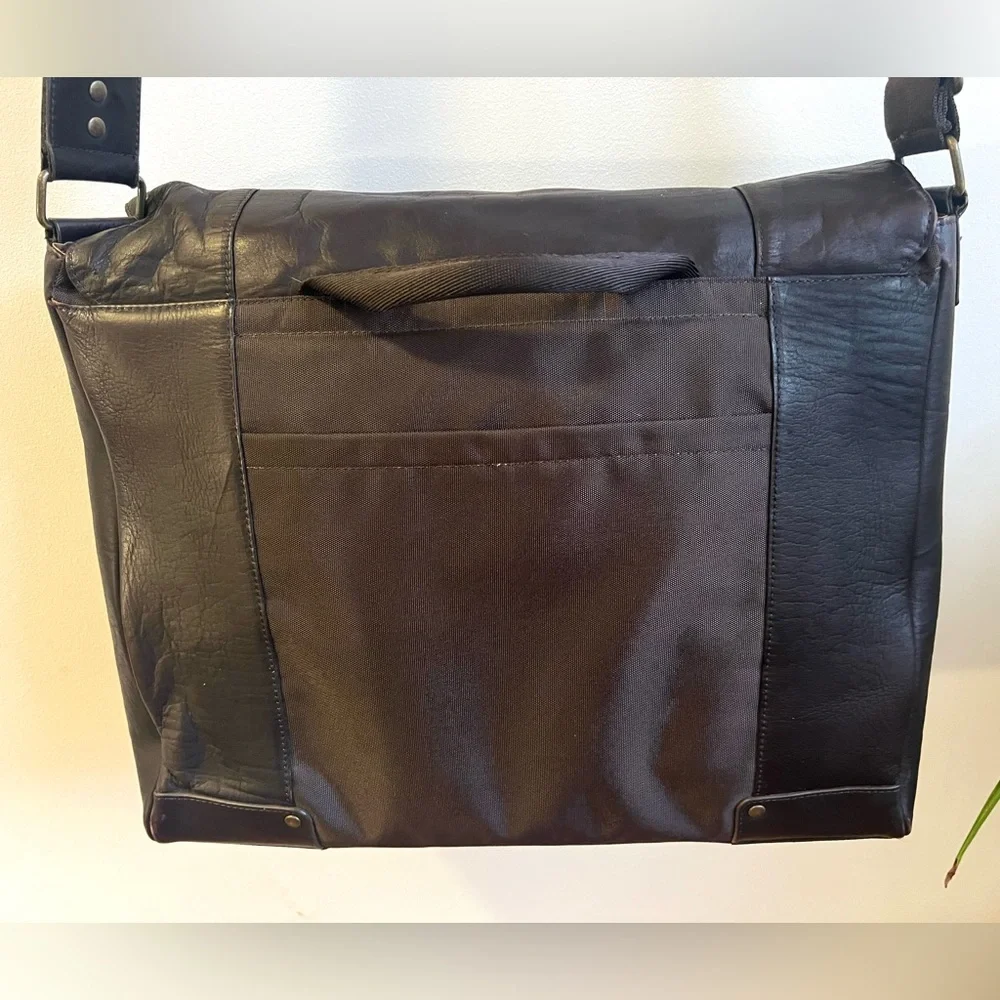 Solo Classic Brown Leather Computer Messenger Bag